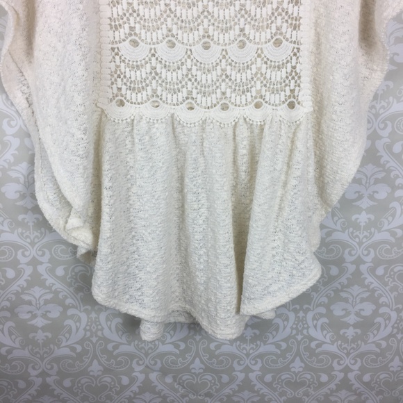 Cream & Lace Hi Low Top w/Batwing Sleeves - Picture 4 of 7